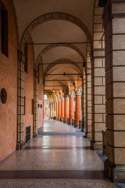 İtalya, Bologna 'da bir portico manzarası