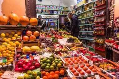 BOLOGNA, İTALYA - 22 Ekim 2018: Bologna, İtalya 'nın merkezinde meyve ve sebze dükkanı