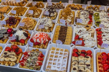 Brüksel, Belçika 'da satılık çeşitli waffle türleri