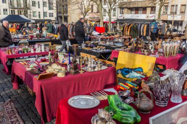 BRÜKSEL, BELGIUM - 18 ARALIK 2018: Belçika 'nın başkenti Brüksel' deki Jeu de Balle Meydanı 'ndaki Marolles Bit Pazarı