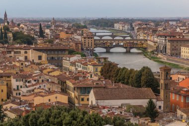 Floransa 'nın havadan görünüşü, İtalya. Ponte Vecchio (Eski Köprü) ve Arno Nehri üzerindeki diğer köprüler.