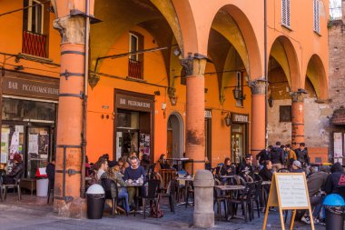 BOLOGNA, İtalya - 22 Ekim 2018: Bologna, İtalya 'da Giuseppe Verdi Meydanı' nda Pikolo E Sublime Bar