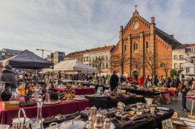 BRÜKSEL, BELGIUM - 18 ARALIK 2018: Belçika 'nın başkenti Brüksel' deki Jeu de Balle Meydanı 'ndaki Marolles Bit Pazarı