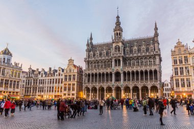 BRÜKSEL, BELGIUM - NOV 3, 2018: Brüksel Şehir Müzesi (Maison du Roi / Broodhuis binası) Brüksel 'deki Grand Place (Grote Markt), Belçika' nın başkenti
