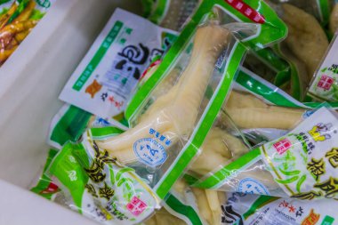 HUA SHAN, ÇİN - 3 AĞUSTOS 2018: Hua Shan, Çin 'de bir süpermarkette tavuk ayağı satışı