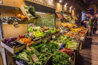 BOLOGNA, İtalya - 22 Ekim 2018 Bologna, İtalya 'nın merkezinde meyve ve sebze tezgahı