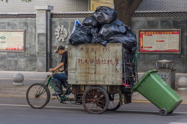 XI 'AN, CHINA - 2 AĞUSTOS 2018: Xi' an, Çin 'de bisiklet sürücüsü