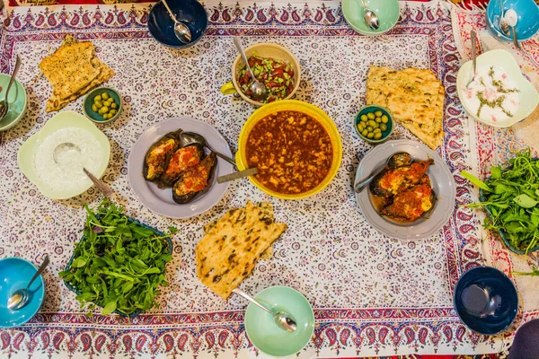 イランの家で伝統的な家庭で夕食を作った — ストック写真