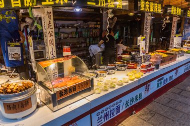 WULINGYUAN, ÇİN - 9 AĞUSTOS 2018: Çin 'in Hunan eyaletindeki Hunan ilindeki Wulingyuan Manzarası ve Tarihi İlgi Alanı' ndaki gıda tezgahları