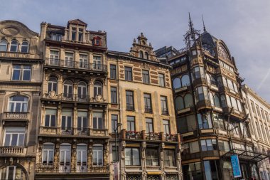 BRÜKSEL, BELGIUM - 3 Kasım 2018: Belçika 'nın başkenti Brüksel' deki Cour Dağı (Coudenberg) caddesindeki binalar