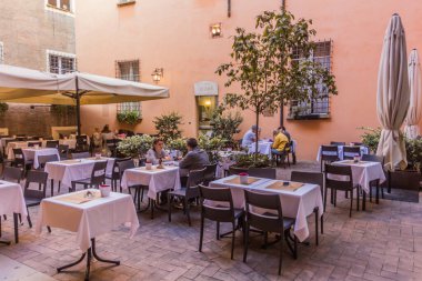 BOLOGNA, İtalya - 22 Ekim 2018: Bologna, İtalya 'da açık hava restoranı
