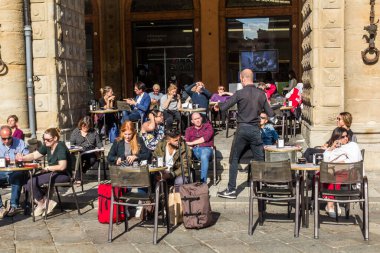 BOLOGNA, İTALYA - 22 Ekim 2018: İnsanlar Bologna, İtalya 'da bir kafenin keyfini çıkarıyorlar