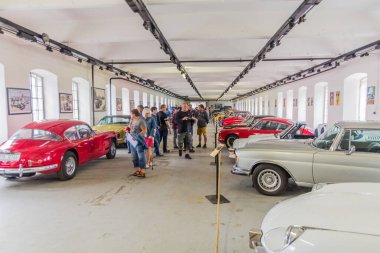 ZAMBERK, CZECHIA - 15 Eylül 2018: Çek Cumhuriyeti 'nin Zamberk kentindeki Eski Makine ve Teknoloji Müzesi' nde (Muzeum starych stroju a technology) araba sergisi.