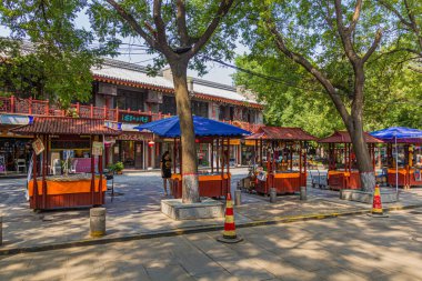 XI 'AN, Çin - 3 AĞUSTOS 2018: Çin' in eski Xi 'an kasabasında tezgahlar