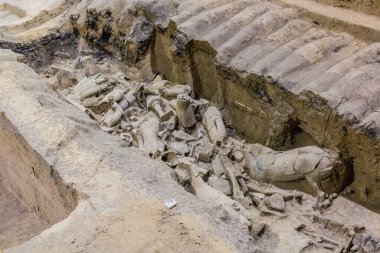Çin 'in Şanksi Eyaleti Xi' an yakınlarındaki Terracotta Ordusu 'nun Pit 2' sinde kırılan terracotta parçaları.