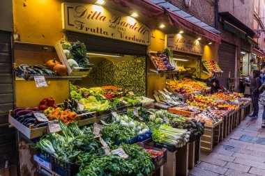 BOLOGNA, İtalya - 22 Ekim 2018 Bologna, İtalya 'nın merkezinde meyve ve sebze tezgahı