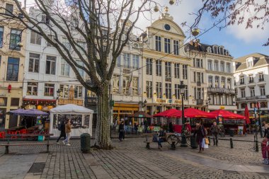 BRÜKSEL, BELGIUM - 17 Aralık 2018: Brüksel 'in merkezinde, Belçika' nın başkentinde eski evler