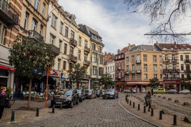 BRÜKSEL, BELGIUM - 18 ARALIK 2018: Belçika 'nın başkenti Brüksel' deki Saint-Gilles belediyesinde Parvis de la Trinite Caddesi