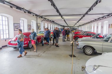 ZAMBERK, CZECHIA - 15 Eylül 2018: Çek Cumhuriyeti 'nin Zamberk kentindeki Eski Makine ve Teknoloji Müzesi' nde (Muzeum starych stroju a technology) araba sergisi.