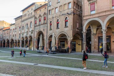 BOLOGNA, İtalya - 22 Ekim 2018: Bologna, İtalya 'da Santo Stefano Meydanı' ndaki binalar