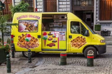 BRÜKSEL, BELGIUM - 3 Kasım 2018: Belçika 'nın başkenti Brüksel' de waffle ve dondurma kamyonu