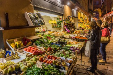 BOLOGNA, İtalya - 22 Ekim 2018 Bologna, İtalya 'nın merkezinde meyve ve sebze tezgahı