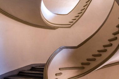 İtalya, Bologna 'daki Isolani sarayının sarmal merdivenleri.