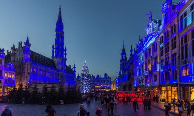 BRÜKSEL, BELGIUM - 17 Aralık 2018: Belçika 'nın başkenti Brüksel' de bir noel ağacı ve aydınlatılmış binalarla Grand Place 'in (Grote Markt) akşam manzarası