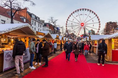BRÜKSEL, BELGIUM - 17 Aralık 2018: Brüksel 'deki Aziz Catherine Noel Pazarı, Belçika' nın başkenti