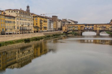 Arno nehri ve Ponte Vecchio köprüsü Floransa 'nın merkezinde, İtalya