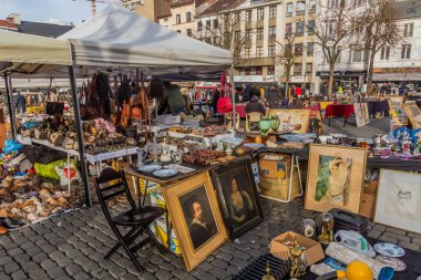 BRÜKSEL, BELGIUM - 18 ARALIK 2018: Belçika 'nın başkenti Brüksel' deki Jeu de Balle Meydanı 'ndaki Marolles Bit Pazarı