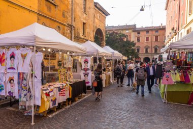 BOLOGNA, İtalya - 20 Ekim 2018: Bologna, İtalya 'da bir sokak pazarının görüntüsü