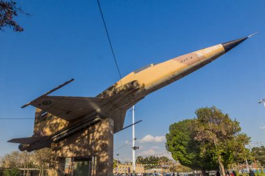 QAZVIN, IRAN - 5 Nisan 2018: Kazvin, İran 'daki Şehit Mezarlığı' nda savaş uçağı