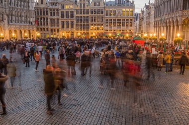 BRÜKSEL, BELGIUM - 3 Kasım 2018: Belçika 'nın başkenti Brüksel' deki Grand Place 'de (Grote Markt) İnsanlar