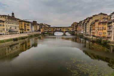 Arno nehri ve Ponte Vecchio köprüsü Floransa 'nın merkezinde, İtalya