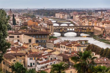 Floransa 'nın havadan görünüşü, İtalya. Ponte Vecchio (Eski Köprü) ve Arno Nehri üzerindeki diğer köprüler.