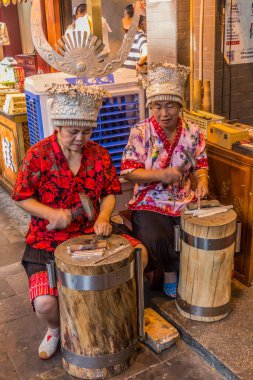 XI 'AN, ÇİN - 5 AĞUSTOS 2018: Xi' an, Çin 'deki Müslüman Mahallesi' nde bir sokakta gümüş işçisi
