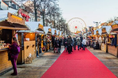 BRÜKSEL, BELGIUM - 17 Aralık 2018: Brüksel 'deki Aziz Catherine Noel Pazarı, Belçika' nın başkenti