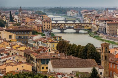 Floransa 'nın havadan görünüşü, İtalya. Ponte Vecchio (Eski Köprü) ve Arno Nehri üzerindeki diğer köprüler.