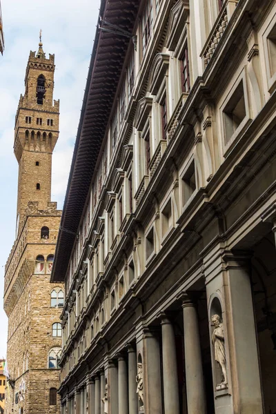 フィレンツェ イタリアのPiazzale Degli Uffizi広場からのパラッツォ ヴェッキオ宮殿の眺め — ストック写真