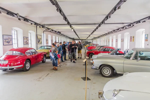 ZAMBERK, CZECHIA - 15 Eylül 2018: Çek Cumhuriyeti 'nin Zamberk kentindeki Eski Makine ve Teknoloji Müzesi' nde (Muzeum starych stroju a technology) araba sergisi.