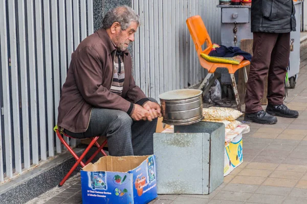 RASHT, İRAN - 6 Nisan 2018: Rasht, İran 'da sokak mısırcısı