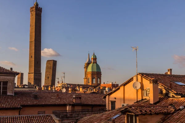 ボローニャ イタリアの塔のスカイライン — ストック写真