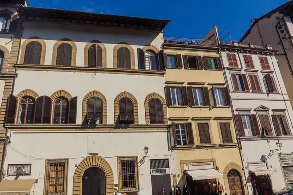 意大利佛罗伦萨典型的有百叶窗的房子 — 图库照片