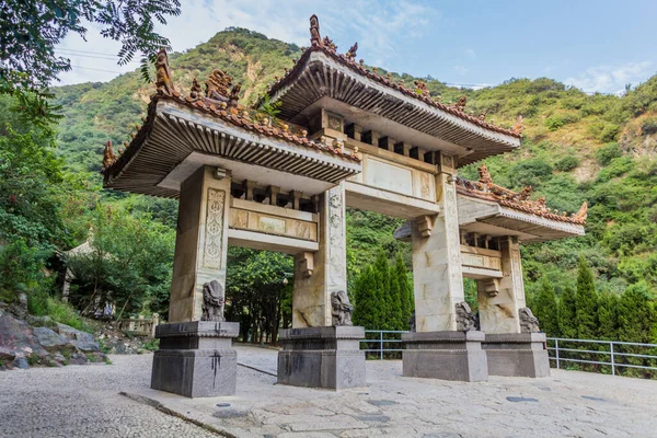 Hua Shan Dağı 'na giden yolun başındaki kapı.