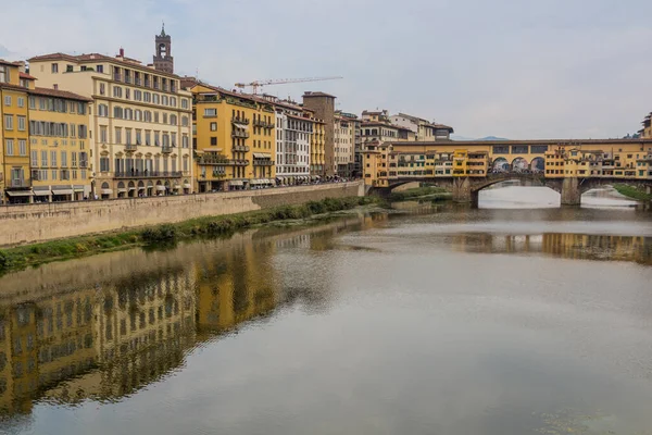 Arno Joki Ponte Vecchio Silta Firenzen Keskustassa Italia — kuvapankkivalokuva