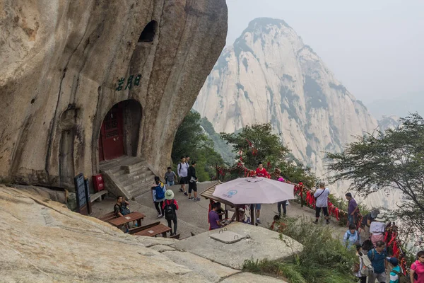 Hua Shan Čína Srpna 2018 Lidé Vyhlídce Vrcholků Pohoří Hua — Stock fotografie