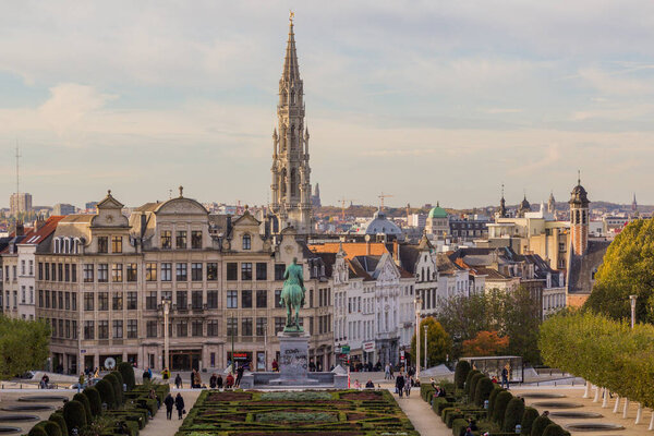 БРЮССЕЛЬ, БЕЛЬГИУМ - 3 ноября 2018 года: вид с Мон-де-Арт-Гарден в Брюсселе, столице Бельгии