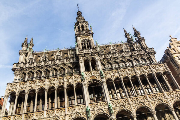 БРЮССЕЛЬ, Бельгия - 3 ноября 2018 года: Брюссельский городской музей (здание Maison du Roi / Broodhuis) на площади Гран-Плас (Гроте Маркт) в Брюсселе, столице Бельгии