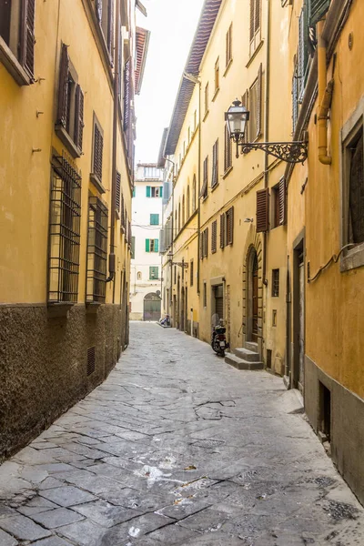 イタリアフィレンツェの中心部にある狭い路地 — ストック写真